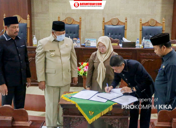 Wakil Ketua I DPRD Anambas, Syamsil Umri menandatangani draft KUA-PPAS 2023 yang disaksikan oleh Ketua DPRD, Hasnidar dan Bupati Anambas